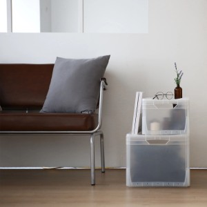 Naskladané sivé boxy Eurobox-System (60x40x32 cm) s plnou stenou ako úložné boxy v obývacej izbe.