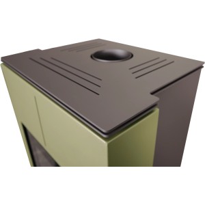 Detailný pohľad na kachle: Horná časť s pripojením dymovodu a bočné obloženie.