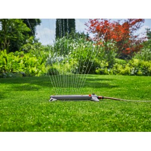 Zavlažovač trávnika Gardena Aqua Zoom M v akcii, zavlažuje trávnik. Obdĺžnikový zavlažovač pre plochy do 250 m².