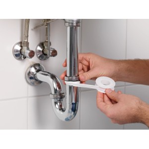 Použitie Tesa Stop Water Tape, biela tesniaca páska na utesnenie závitov kohútikov.