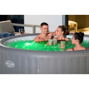 Bestway LAY Z SPA so 7-farebným LED svetlom a relaxujúcimi ľuďmi vo vírivke.