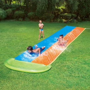 Dvojitá vodná šmýkačka Summer Waves Racer s deťmi v záhrade.