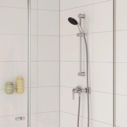 Grohe QuickFix Start sprchová batéria na stenu v sprchovacom kúte s bielymi obkladmi.