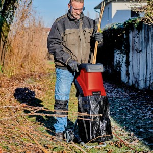 Elektrický drvič Einhell GC-KS 2540 drví konáre v záhrade.