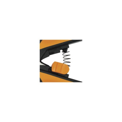 Detail záhradných nožníc Fiskars Microtip SP130 s pružinou a oranžovou rukoväťou.