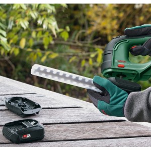Akumulátorové nožnice na trávu a kríky Bosch AdvancedShear 18V-10 s akumulátorom a nabíjačkou.