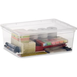 Priehľadný úložný box KIS C S s vekom, naplnený kancelárskymi potrebami.