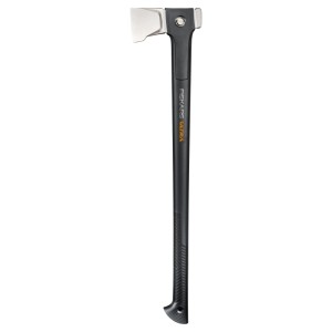 Štiepacia sekera Fiskars U32 Ultra, oranžovo-čierna, s dlhou rukoväťou pre efektívne štiepanie dreva.