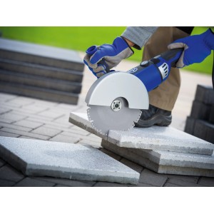 LUX Comfort Universal 230 mm diamantový rezný kotúč pri rezaní kamenných dosiek.