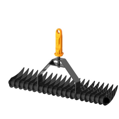 Prevzdušňovač trávnika Fiskars OneClick s oranžovou rukoväťou a čiernymi hrotmi.