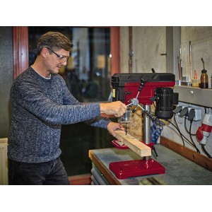 Stĺpová vŕtačka Einhell TC-BD 500 vŕta drevo. Stolná vŕtačka s hĺbkovým dorazom.
