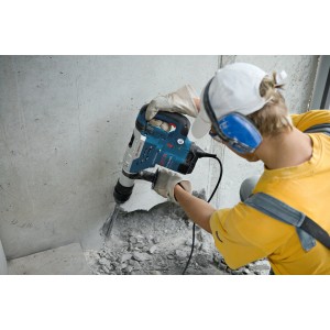 Vŕtacie kladivo Bosch Professional GBH 5-40 DCE SDS-Max pri vŕtaní do betónovej steny.
