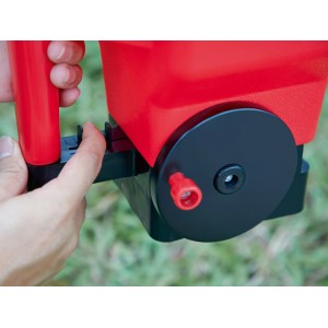 Ručný rozmetávač 3 l v červeno-čiernej farbe: Detail nastavenia množstva na rukoväti.