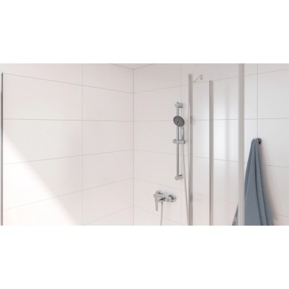 Grohe QuickFix Start sprchová batéria na stenu v sprche s ručnou sprchou a uterákom.