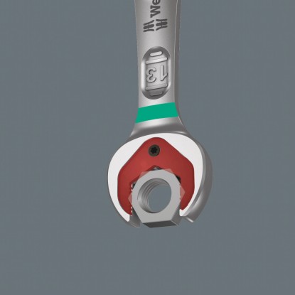 Otvorený račňový kľúč Wera Joker 17 mm pri použití so šesťhrannou maticou.
