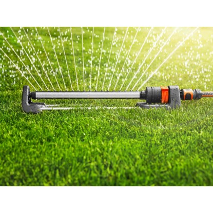 Zavlažovač Gardena Aqua L zavlažuje trávnik.