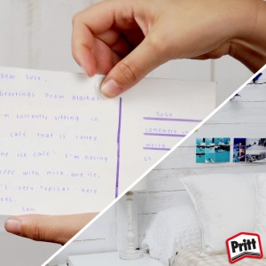 Ruka lepí pohľadnicu na stenu pomocou lepiacej tyčinky Pritt. Kancelárske potreby pre kreatívne projekty.