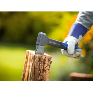 Sekera LUX Professional štiepa drevo. Sekera s modrou rukoväťou a ostrou oceľovou čepeľou.