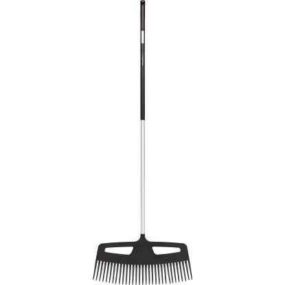 Fiskars Xact XXL hrable na lístie so širokou hlavou a pevnou hliníkovou násadou.