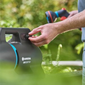 Akumulátorové záhradné čerpadlo Gardena 3000 Silent 18V P4A Set v prevádzke so záhradnou hadicou