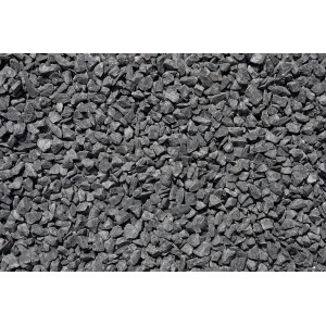 Detailný pohľad na čierne čadičové štiepky (8-12 mm) ako sypký materiál.