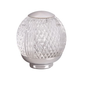 Nočná lampa s guľatým, čírym tienidlom a striebornou základňou.