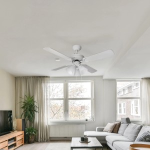 Biely stropný ventilátor CMI (Ø 107 cm) so svetlom v obývacej izbe.