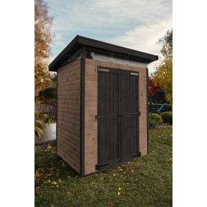 Hnedý záhradný domček Upyard Strongbox S so základom v záhrade.