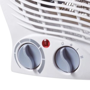 Detailný pohľad: Biely teplovzdušný ventilátor 2 000 W s otočnými gombíkmi na nastavenie teploty a kúrenia.