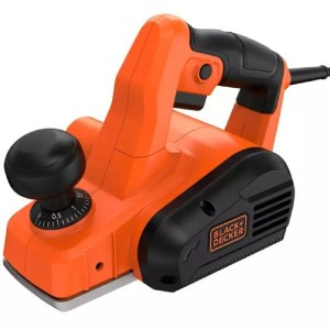 Hoblík Black+Decker v oranžovo-čiernej farbe. Elektrický hoblík na spracovanie dreva.