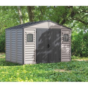Duramax WoodBridge Plus II antracitový plastový záhradný domček, 7,6 m² v záhrade.