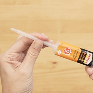 Pattex Kraft-Mix 5-minútové lepidlo s miešacou tryskou v ruke.