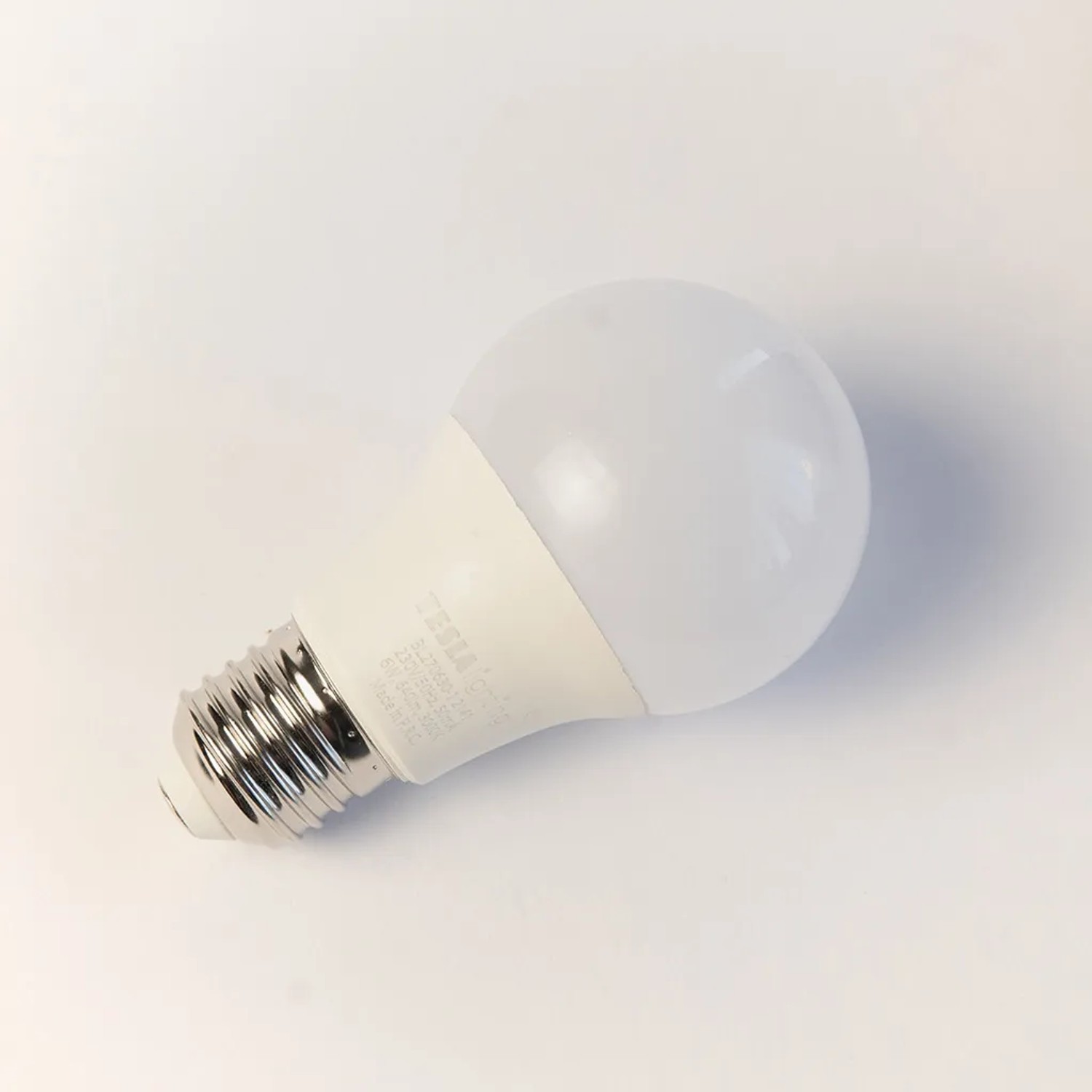 E-shop TESLA Lighting LED žiarovka E27, 6 W, 640 lm, 3000 K