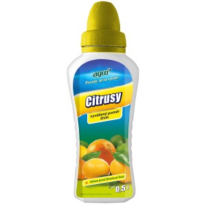 Fľaša hnojiva pre citrusy pre zdravé rastliny a bohatú úrodu.