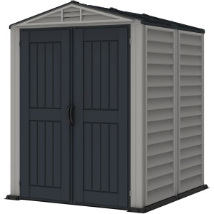 Sivý plastový záhradný domček YardMate Plus s dvojkrídlovými dverami a sedlovou strechou.