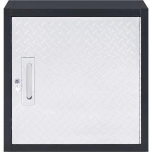 Dielenská nástenná skrinka s nerezovou prednou stranou, uzamykateľná, na uloženie náradia.