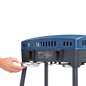 Detail plynového grilu t.b.t. s rukou vkladajúcou odkvapkávaciu misku na tuk.