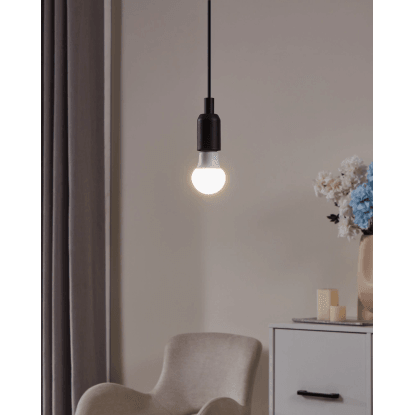 Závesná LED žiarovka E27 s čiernou objímkou.