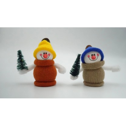 BD-Tova Figúrka snehuliak so stromčekom, rôzne farby, 9 cm