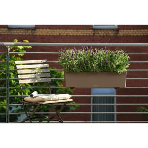 Kvetináč Lechuza Balconera Color 80 Muškát s levanduľou na balkóne.