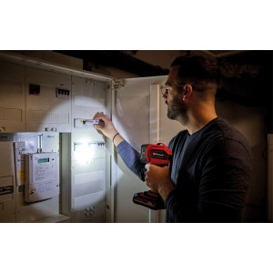 Akumulátorová lampa Einhell TC-CL 18/350 Li pri použití na poistkovej skrini. Akumulátorové náradie s LED svetlom.
