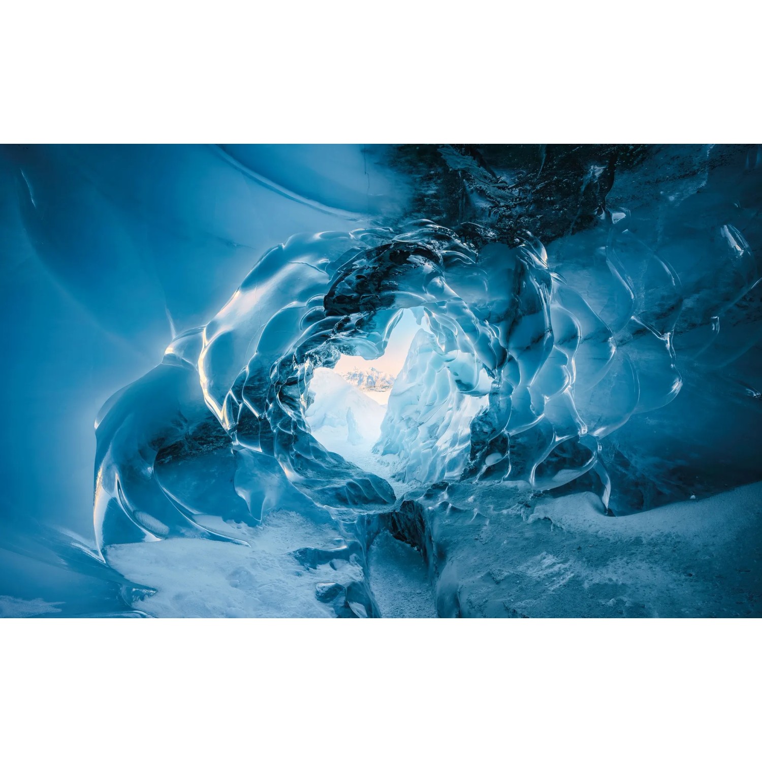 E-shop Komar Vliesová fototapeta The Eye of the Glacier 450 x 280 cm