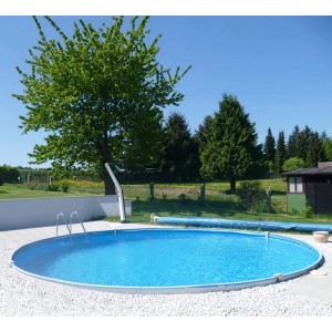 Kruhový bazén Summer Fun s oceľovou stenou (Ø 420x150 cm) v záhrade s rebríkom a krytom.