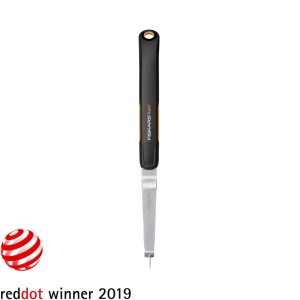 Fiskars Xact škrabka na škáry na odstránenie buriny a machu medzi dlažobnými kameňmi.