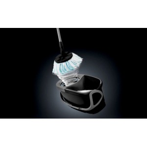 Leifheit CLEAN TWIST Disc Mop Ergo Black: Bielo-modrý mop sa otáča v čiernom vedre s funkciou žmýkania.
