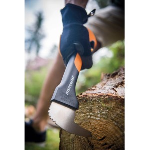 Ručný hák Fiskars WoodXpert XA2 zdvíha poleno.