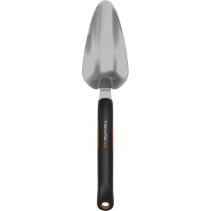 Kvetinová lopatka Fiskars Xact s nerezovou hlavou a čiernou rukoväťou Softgrip.