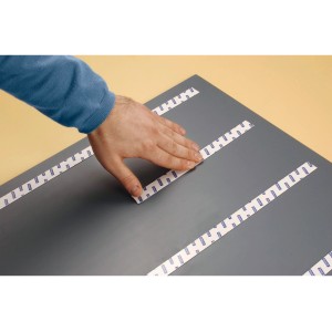 Aplikácia montážnej pásky Tesa Powerbond Mirror na sivý povrch.