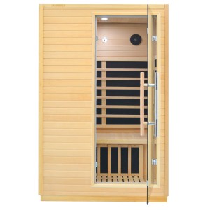 Otvorená infra sauna zo svetlého dreva so sklenenými dverami a madlom.