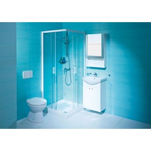Moderná kúpeľňa s WC, sprchou, umývadlom a zrkadlovou skrinkou v bielej a tyrkysovej farbe.